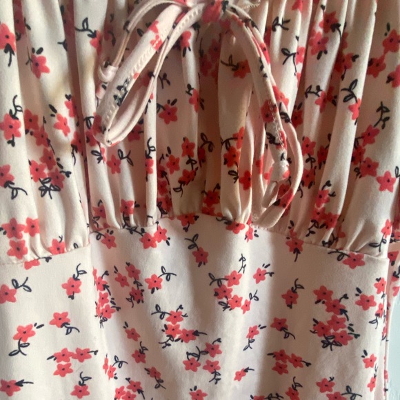 Pink mini dress with flowers all over. Size medium with a bow in the front. - Picture 4 of 10